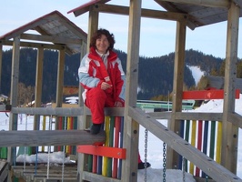 Sch lerin am Spielplatz